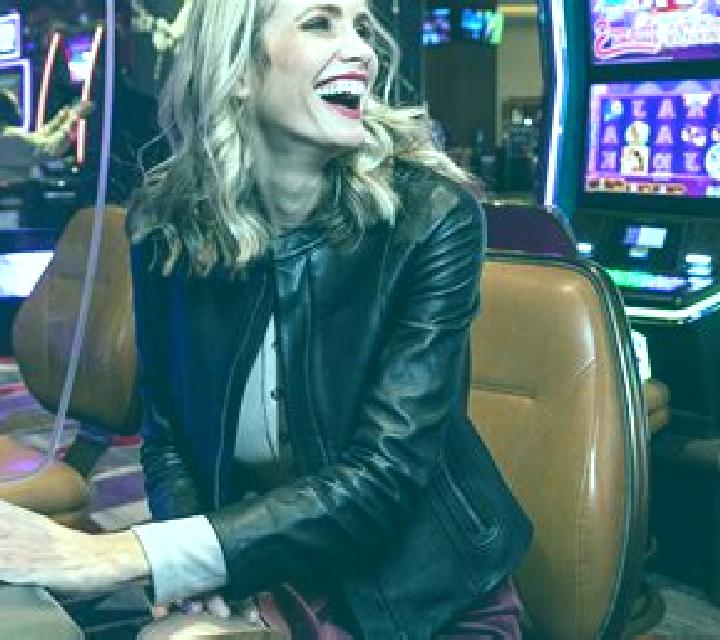 Daniela, 28, acompañante rubia platino de ojos grises y etnia europea basada en Bean. Ofrece Francés natural, Acompañante de viaje, Beso francés profundo, Ju...