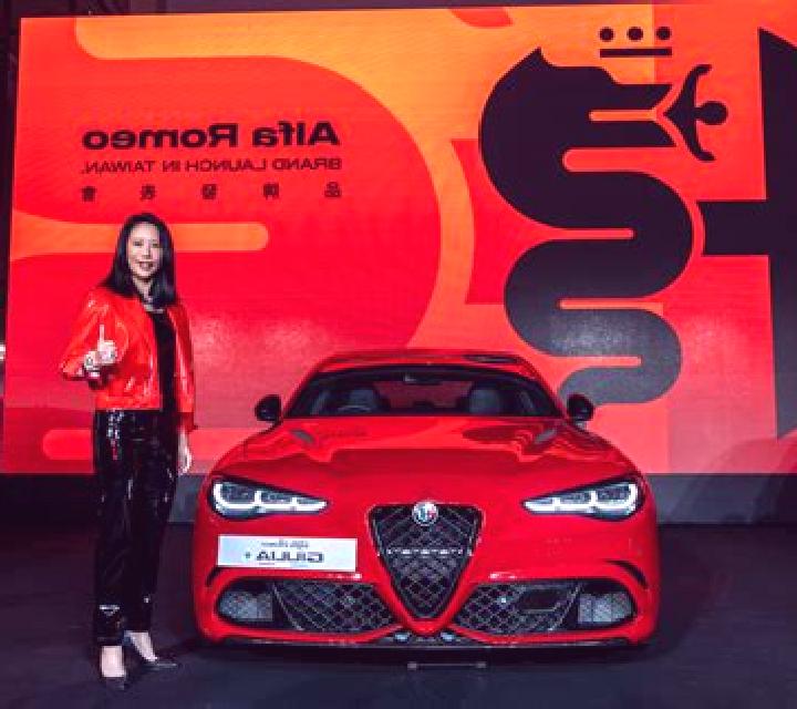 Giulia, 26, acompañante rubia platino de ojos verdes y etnia europea basada en Weissenberg. Ofrece Masaje, Francés natural. Disponible en domicilio y visita,...