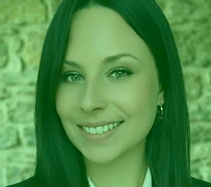 Jade, 22, acompañante pelirroja de ojos avellana y etnia eslava basada en Mareta. Ofrece Masaje, Striptease, Acompañante de viaje, Experiencia de novia, BDSM...