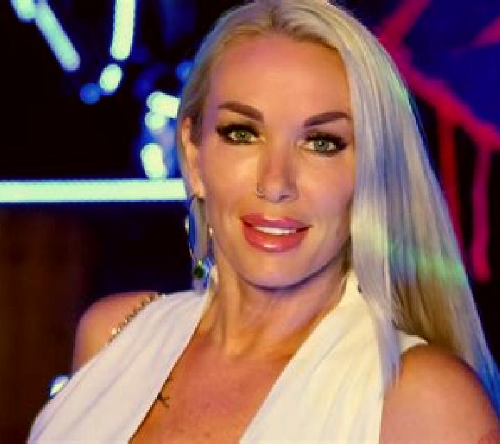 Jade, 34, acompañante rubia platino de ojos ámbar y etnia mezcla basada en Param. Ofrece Masaje erótico, Masaje de próstata, Fetiche, Striptease, Griego (ana...