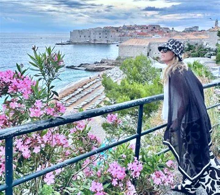 Lucía, 21 — Escort en Combourg, Francia