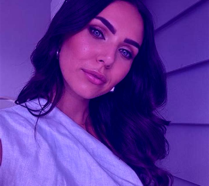 Luna, 21, acompañante castaño claro de ojos ámbar y etnia caribeña basada en Barra. Ofrece Griego (anal), Noche completa, Masaje de próstata. Disponible en d...